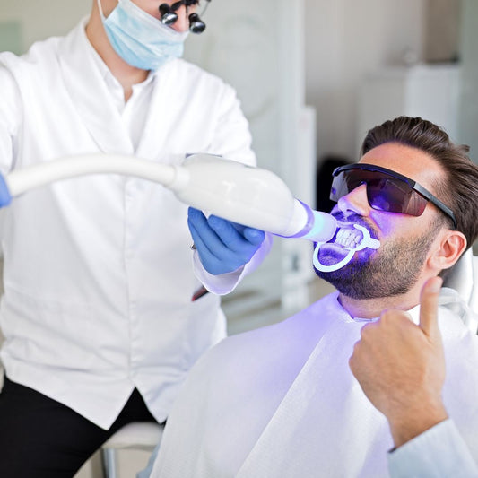 Teeth Whitening: Professional Methods vs. At-Home Solutions 🏥🏠✨
